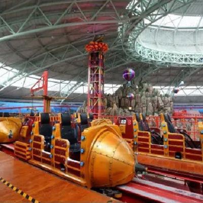 Monorail vlak u zabavnom parku